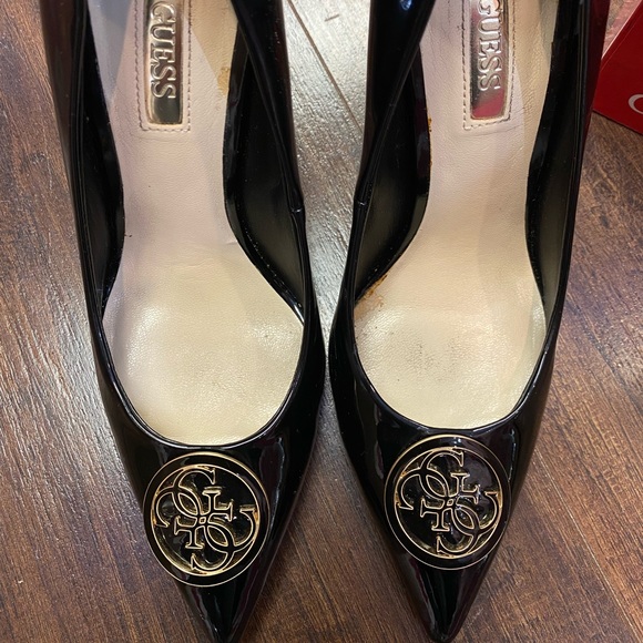 GUESS Black Leather Classic Pointy Toe Pumps - Picture 2 of 8